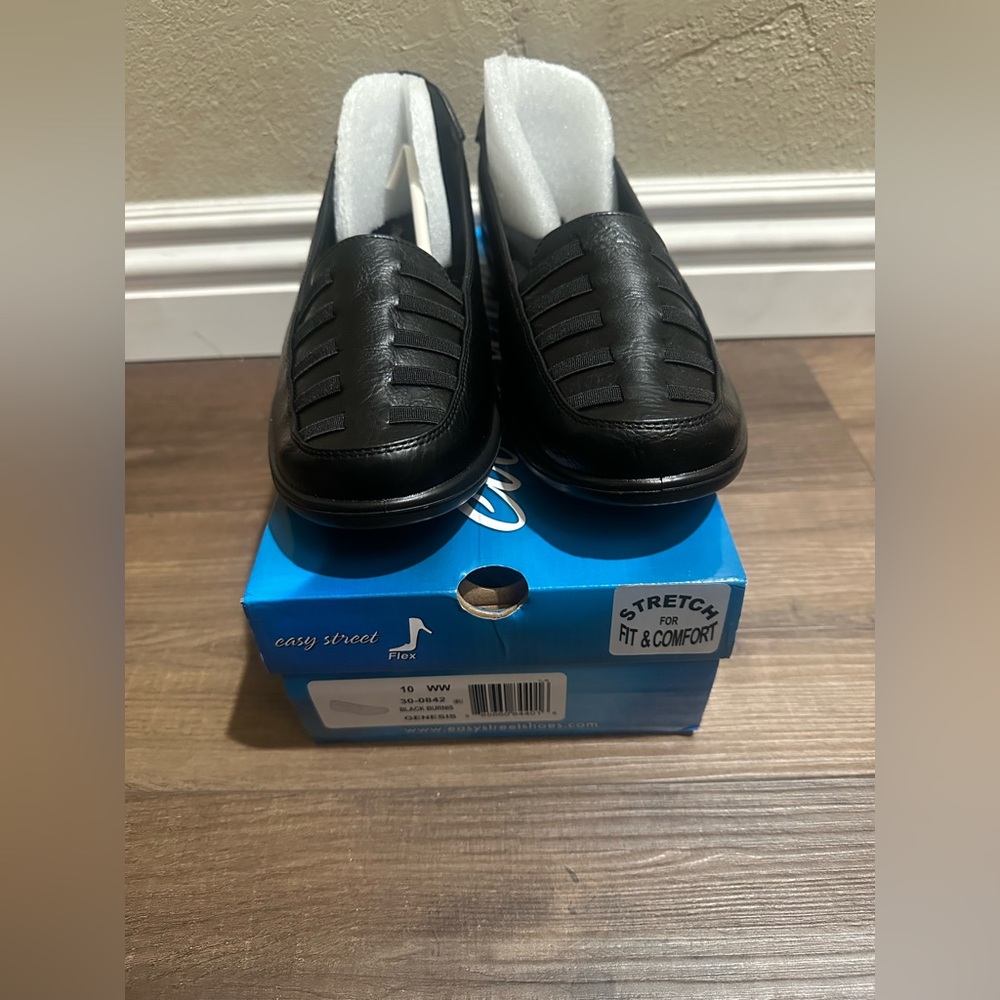 Easy Street Women's Black Flats